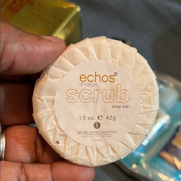 Rouge 540 Perfume Set - Gold and Red and bath set - Picture 3 of 4